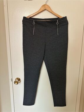 Black & Gray Houndstooth Ponte Ankle Pants
